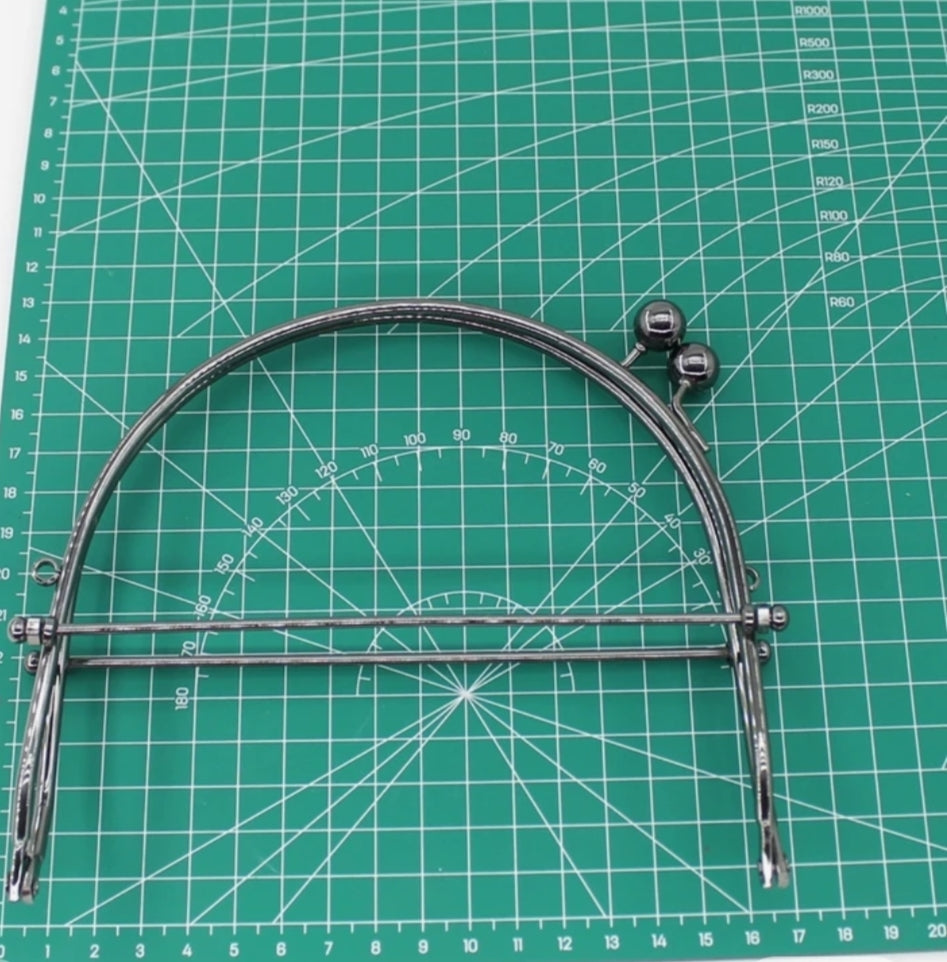 Chiusura con telaio frizione