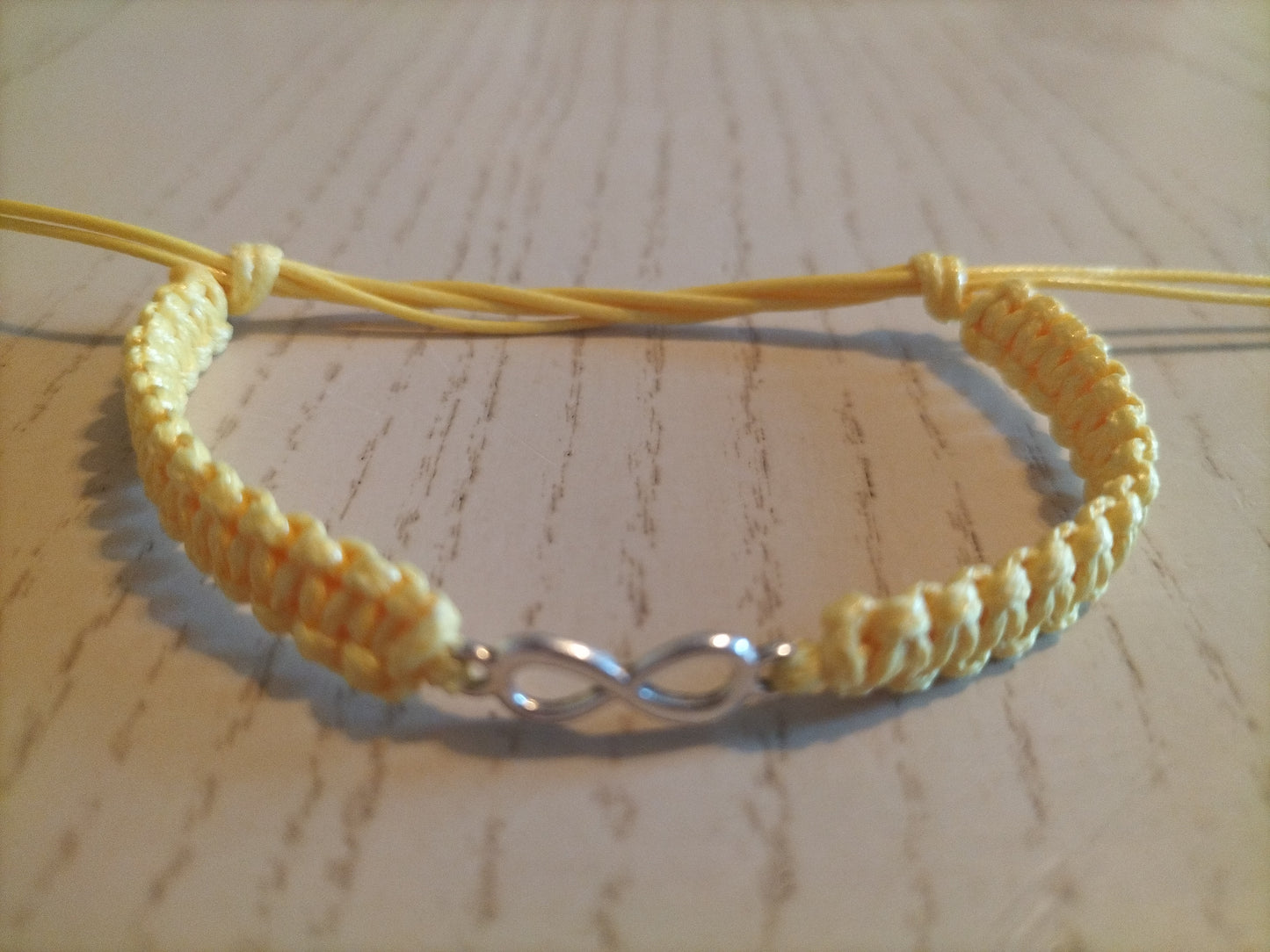 Braccialetto macramè con infinito