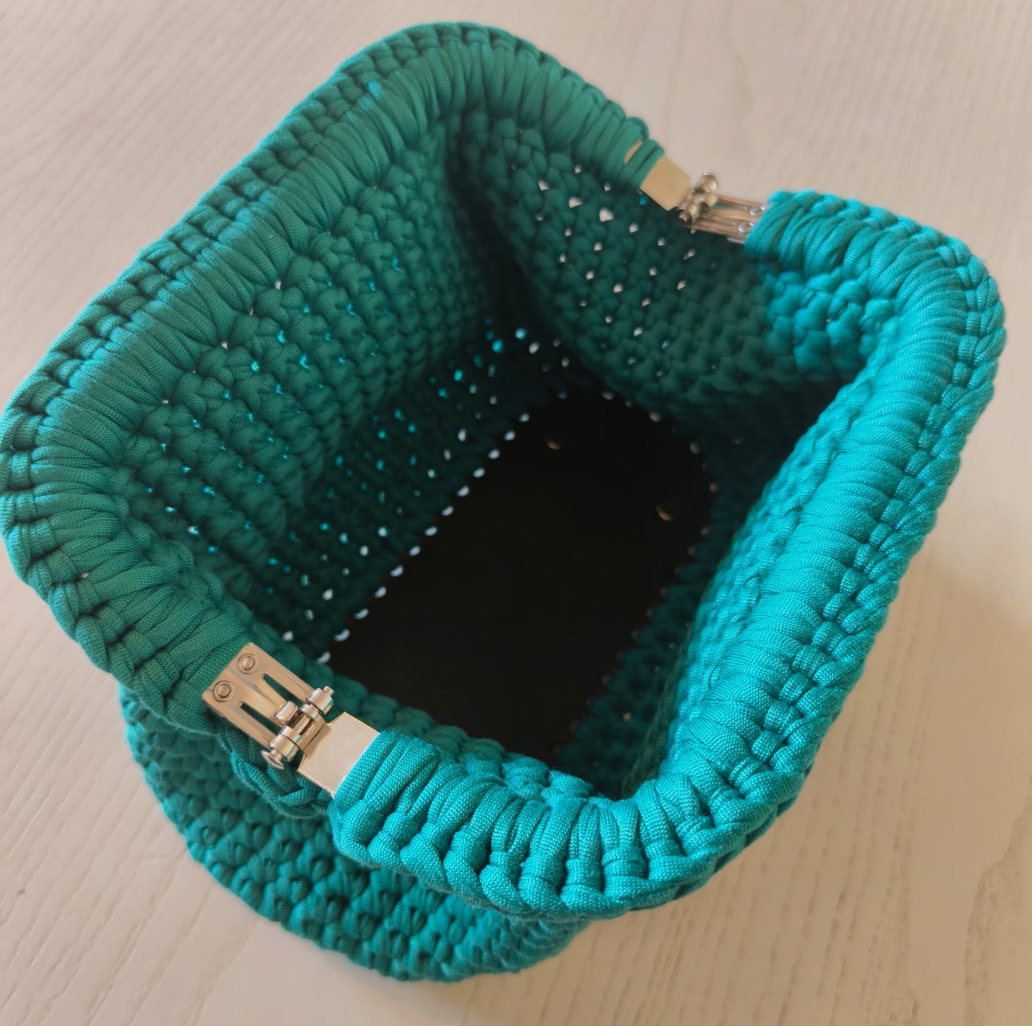 Borsa clutch con spilla