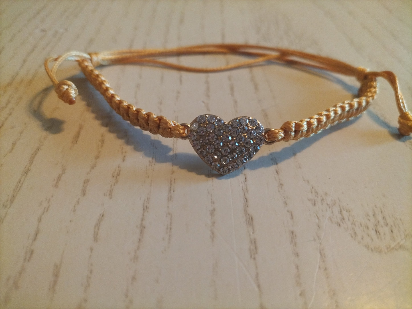 Braccialetto macramè con cuore con brillantini