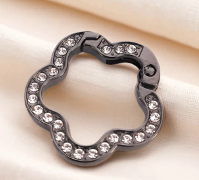Moschettone fiore con strass 27 mm