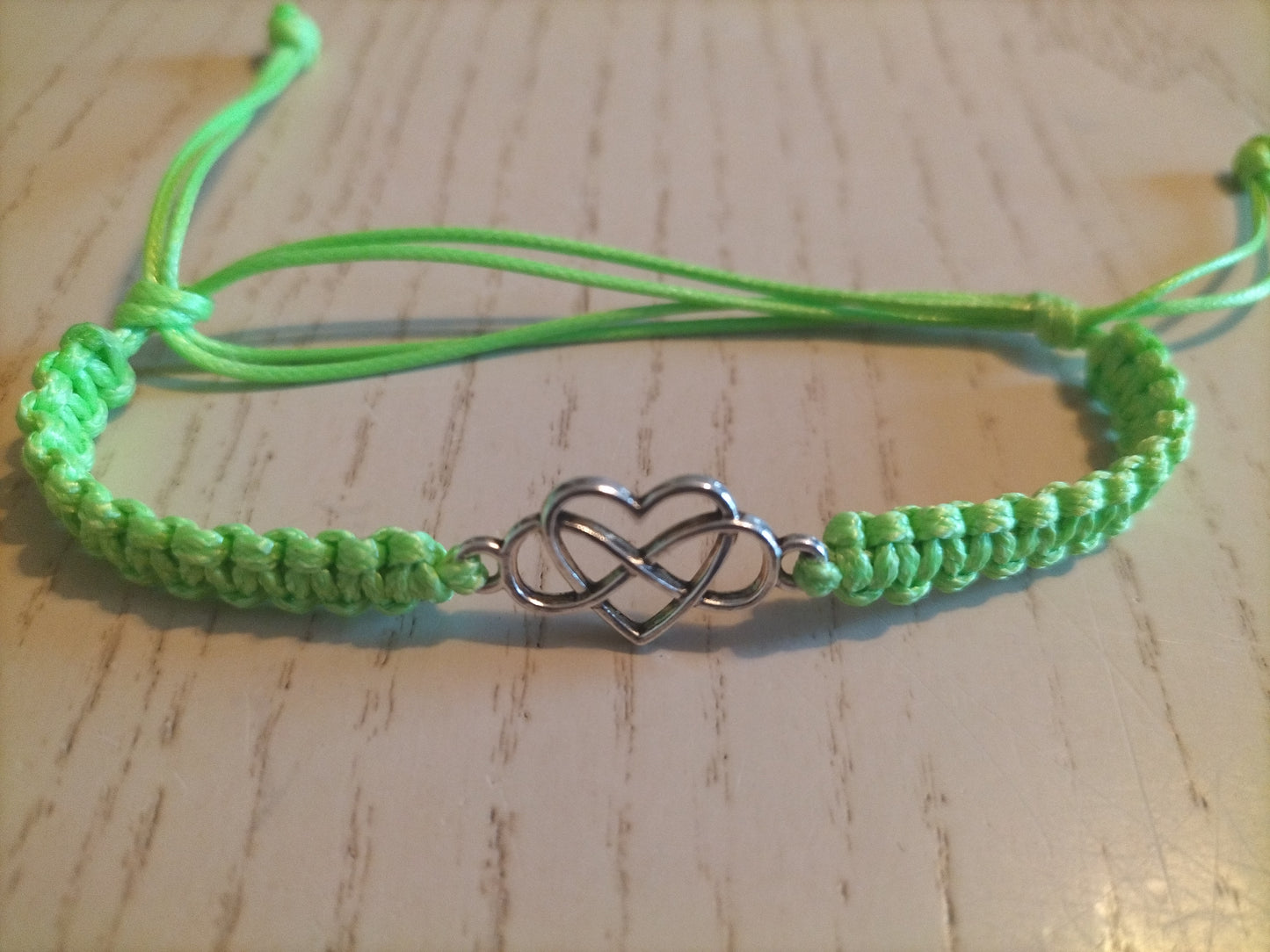 Braccialetto macramè con cuore infinito