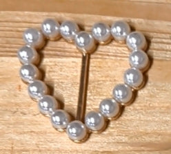 Cuore oro con perle bianche 36x24 mm