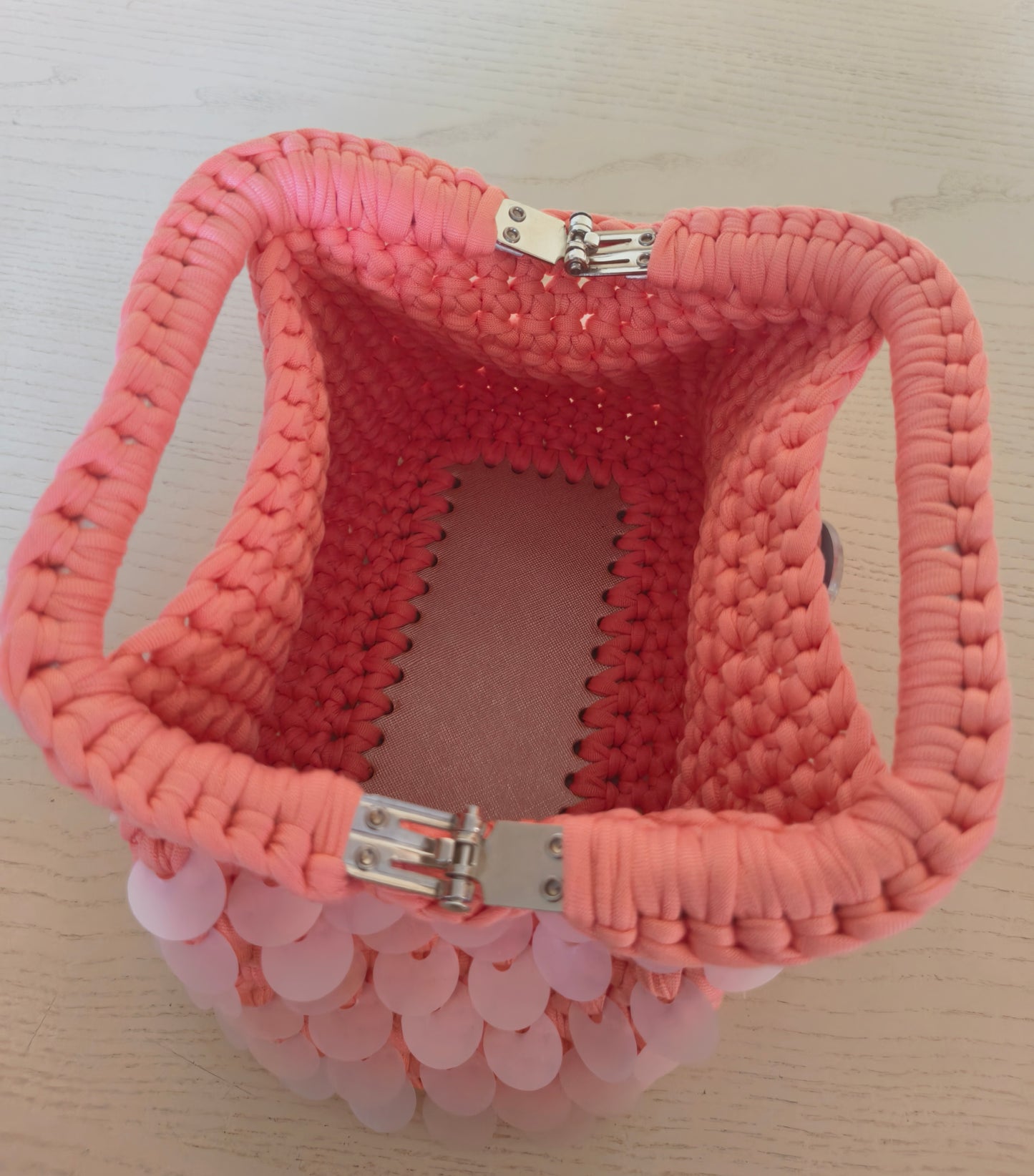 Borsa clutch con manico e paillettes