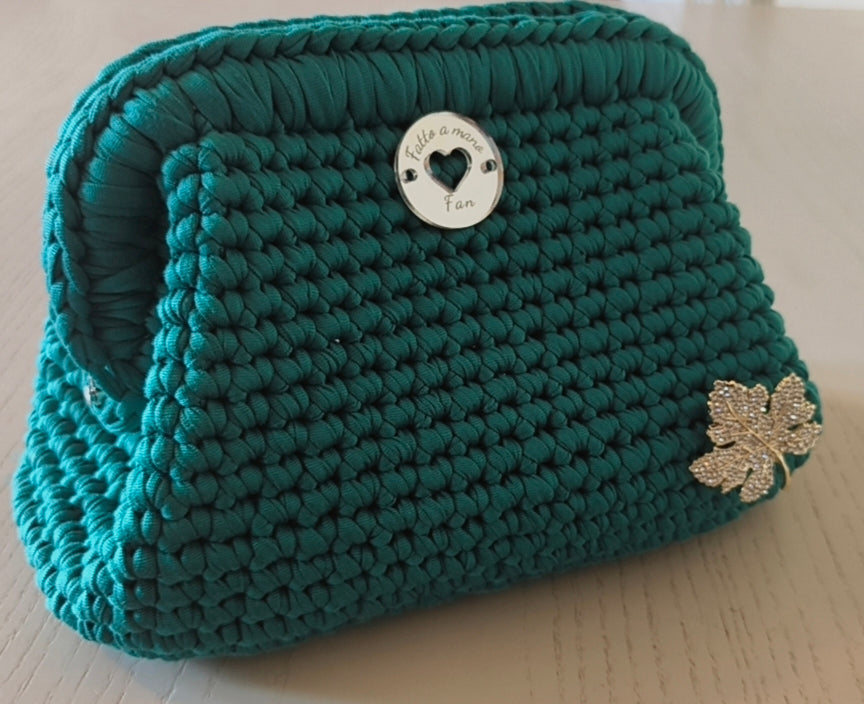 Borsa clutch con spilla