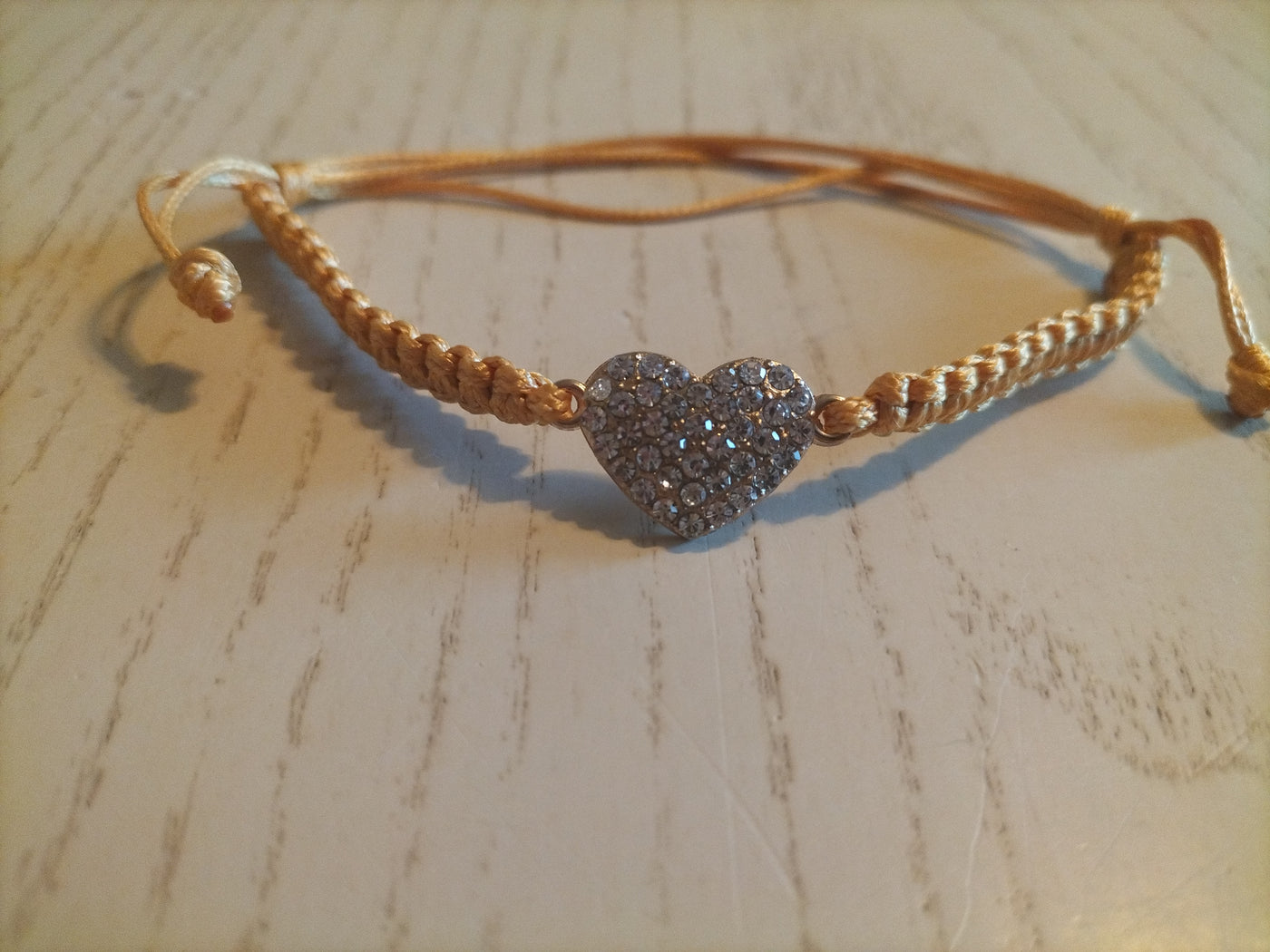 Braccialetto macramè con cuore con brillantini